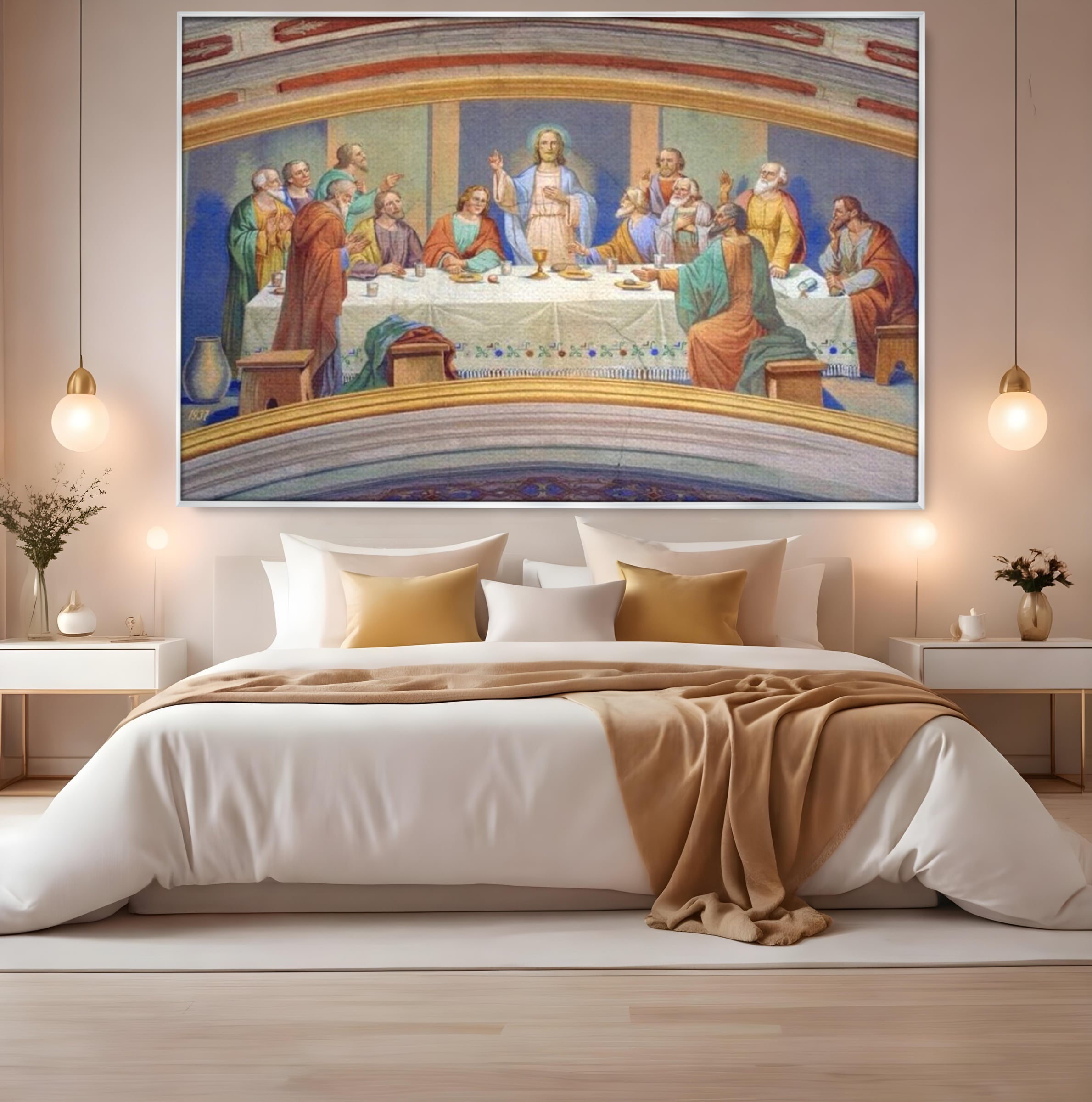 Tablou canvas cu pictura cina cea de taina, in rama de aluminiu argintiu, pe perete intr-un dormitor